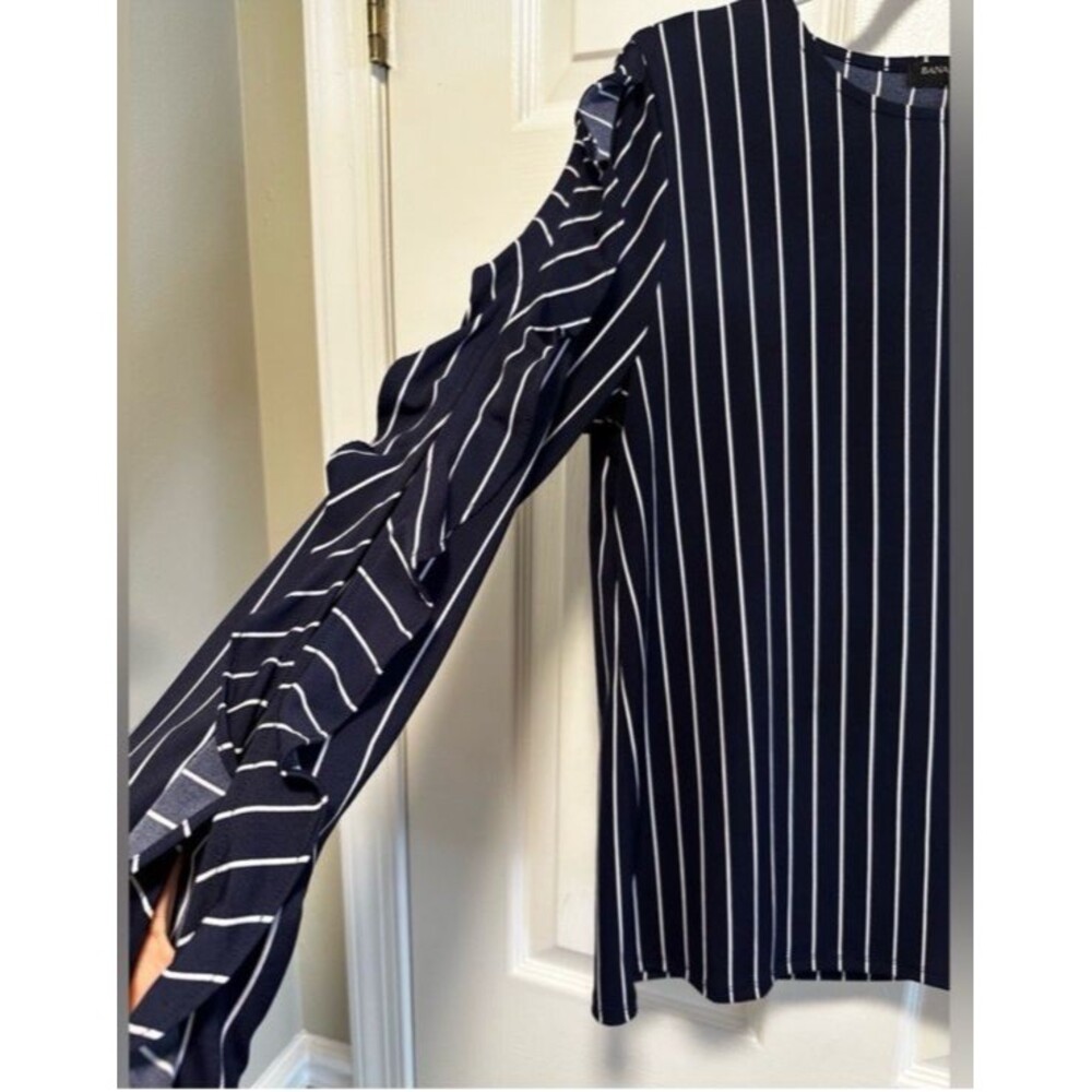 Banana Republic Peek a Boo Cut Out Ruffle Top Blouse Sz M Navy Stripe Stretchy - Picture 4 of 9
